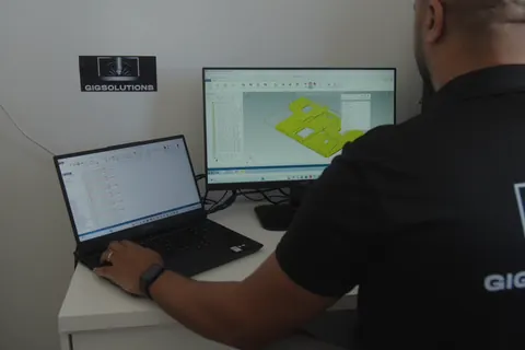 Técnico da GIG Solutions num posto de programação CAD/CAM, com o modelo de uma peça no ecrã
